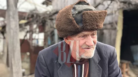 Pe banii acestui bătrân s-au luptat localnicii dintr-o comună din Iași. Și-a pierdut pensia pe stradă, iar mulți săteni au sărit ca vulturii! Bărbatul: 