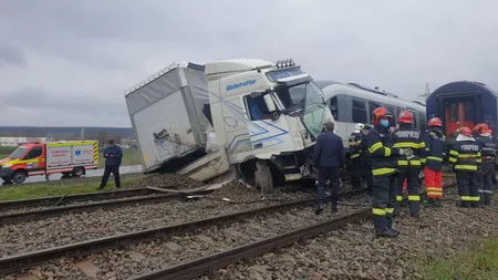 Accident feroviar în Vaslui! Un TIR a fost lovit de două trenuri! Există o persoană rănită - FOTO, VIDEO