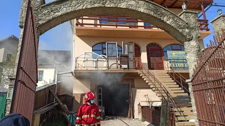 Incendiu într-o locuinţă din municipiul Iași! Intervin pompierii - EXCLUSIV, FOTO