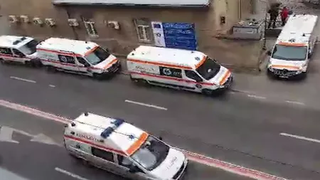 Coadă de Ambulanțe pline cu pacienţi COVID-19 în fața spitalului din Timișoara! Care este explicaţia - FOTO, VIDEO