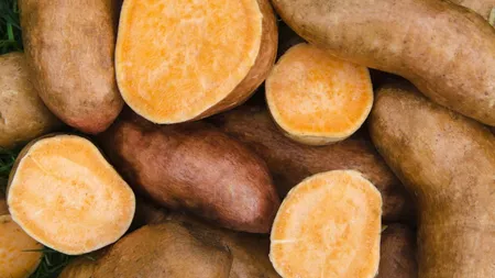 Desi dulce, nu este bogat in calorii. Iata 4 beneficii ale cartofului dulce!