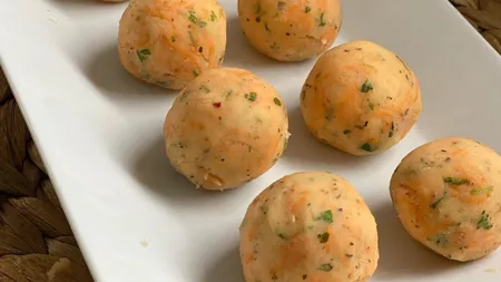 Rețetă de chiftele de post cu cartofi și morcov. Secretul sunt cartofii