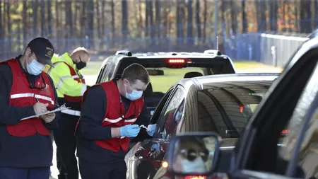 „Drive-thru”, primul centru de vaccinare anti-Covid-19 unde persoanele sunt imunizate în mașină, la Deva