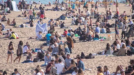 Plajele din Barcelona au fost pline. Oamenii au ignorat restricţiile legate de Covid-19