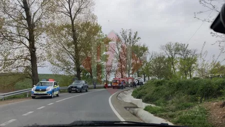 Accident rutier grav în localitatea Scheia din Iași! Un autoturism a intrat într-o motosapă! Există o persoană încarcerată - EXCLUSIV FOTO/ UPDATE