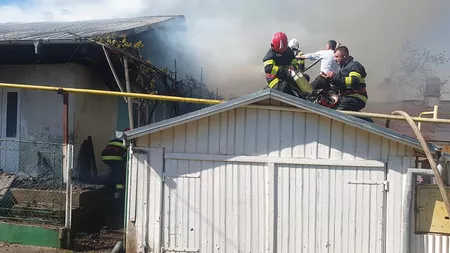 Pompierii au fost certaţi de către locuitorii municipiului Bârlad în timp ce încercau stingerea unui incendiu - FOTO/VIDEO