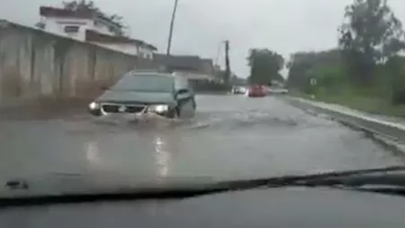 Sibiul este grav afectat de inundații, nivelul apei acoperă roțile mașinilor