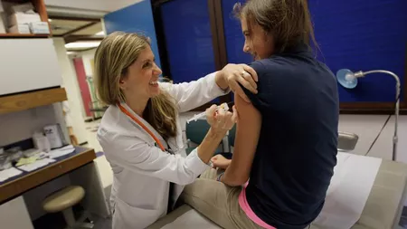 Agenţia Europeană a Medicamentului a autorizat vaccinarea adolescenţilor, cu vârste între 12 şi 15 ani, cu Pfizer/BioNTech - VIDEO