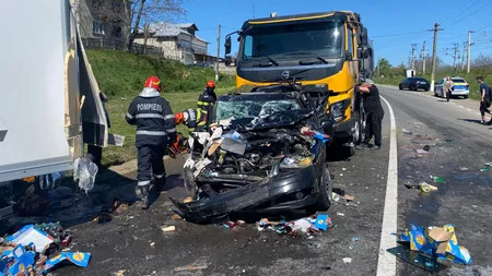 Accident rutier grav în localitatea Ruginoasa din Iași! Cel puțin o persoană inconștientă după ce un TIR a intrat intr-un autoturism - EXCLUSIV, FOTO, UPDATE, LIVE VIDEO