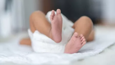 Bebeluş de o lună, ajuns de urgenţă la spitalul din Galați. Tatăl său l-a lovit în somn