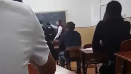 Directorul unui liceu din Olteniţa loveşte un elev în faţa clasei - VIDEO