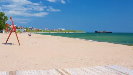 Plaja Costinești, pregătită pentru noul sezon estival. Turiștii au venit în stațiune, deși nu e încă deschisă