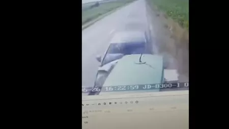 Momentul impactului dintre un tractor şi o maşină care circulă cu 160 km/h pe contrasens, în Vrancea - VIDEO