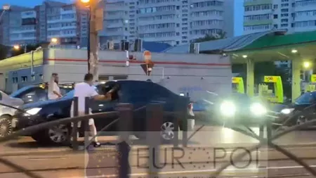 Conflict în trafic! Doi agresori au spart o maşină cu o crosă de golf şi picioarele, în Bucureşti - VIDEO