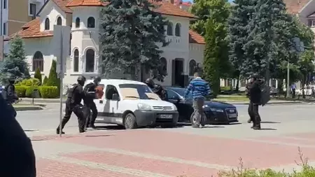 Poliţiştii au prevenit o tragedie! Mascații au intervenit în forță într-o mașină în care se afla un bărbat cu o butelie de gaz