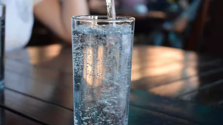 Consumul de apă în timp ce mănânci: o idee bună sau proastă?
