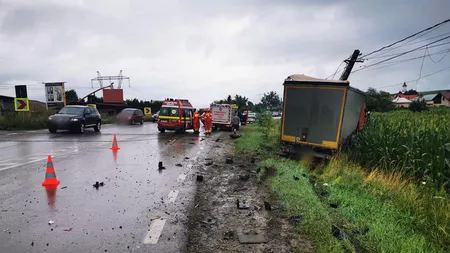 Accident rutier grav în intersecţia de la Roman! Un TIR a intrat în coliziune cu un autoturism! Circulația este blocată - FOTO