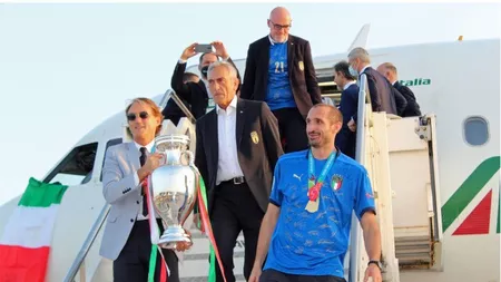 Trofeul EURO 2020 a ajuns în Italia. Imagini incendiare cu echipa de fotbal la aterizarea pe Aeroportul Fiumicino din Roma