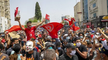 Premierul din Tunisia a fost demis după ce protestatarii au scandat împotriva vaccinării