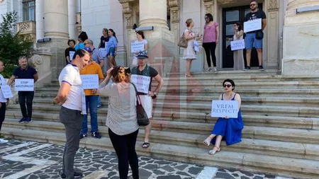 Noi proteste la Opera Naţională Română din Iași! Protestatarii îşi strigă nemulţumirile  - VIDEO