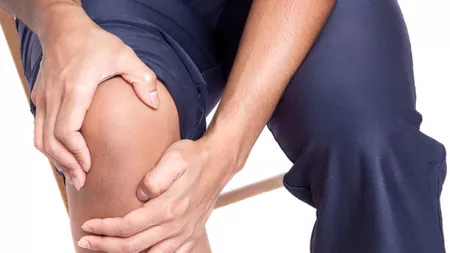 Apa la genunchi: Ce boli se asund în spatele acestei afecțiuni și cum se tratează