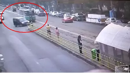 Momentul producerii accidentului rutier din Alexandru cel Bun, în care au fost implicate un tramvai şi un autoturism - VIDEO