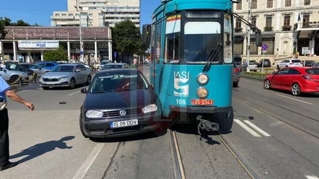 Accident rutier în Piaţa Unirii. Coliziune dintre un tramvai şi un autoturism, după o manevră neinspirată a unei şoferiţe - EXCLUSIV, FOTO, VIDEO