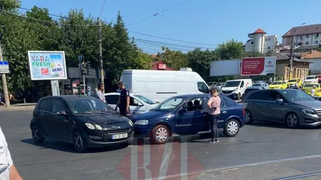 Accident rutier în Tudor Vladimirescu. Impact între două autoturisme - EXCLUSIV, FOTO, VIDEO