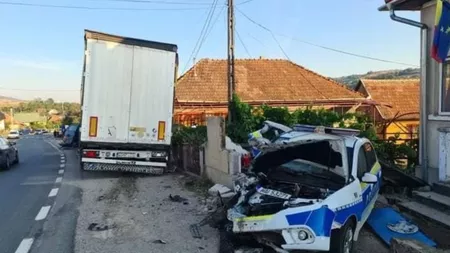 Accident rutier în Sălaj. O maşină de Poliţie şi o dubă de Jandarmerie, spulberate de un TIR