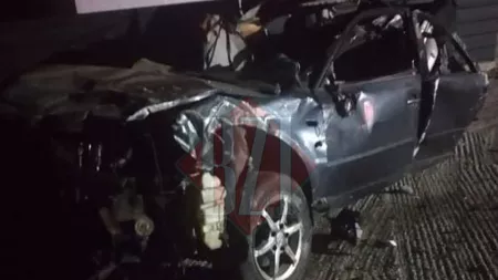 Cum arată maşina tânărului mort în accidentul din Sârca. Autoturismul a fost distrus complet, după ce s-a izbit de un gard din beton - FOTO