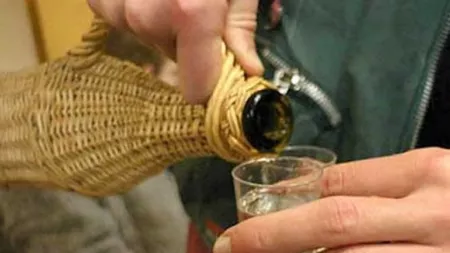 Pălincă falsă, găsită la vânzătorii de produse tradiţionale din zona Bran: „Există riscul ca această băutură să fie periculoasă pentru cei care au cumpărat-o deja”
