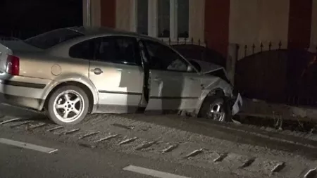 La un pas de dezastru, pe o șosea din municipiul Iași! Un tânăr de 27 de ani a intrat cu mașina într-o conductă de gaze naturale. Vehiculul s-a oprit în gardul unei locuințe
