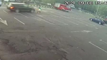 Angajatul unei spălătorii auto a fost călcat intenţionat cu maşina de un şofer nervos, în Bucureşti - VIDEO