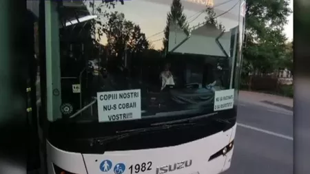 Mesaje împotriva vaccinării anti-Covid-19 puse în parbrizul unui autobuz CTP Iaşi. Ce spune directorul Cristian Stoica