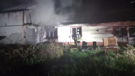 Incendiu puternic la o casă din judeţul Suceava, Patru autospeciale de pompieri s-au luptat cu flăcările - FOTO