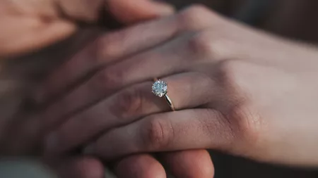 Pe ce deget se pune inelul de logodnă: Iată cum se poartă această bijuterie și ce semnificație are