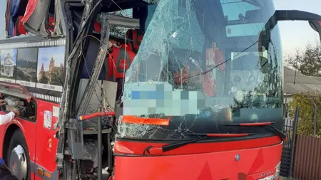 Accident între un autocar cu 26 de persoane la bord și un TIR care transporta cereale, în județul Neamț
