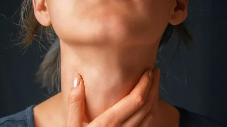 Crize de glandă tiroidă: Ce sunt, cum se manifestă și care sunt factorii de risc