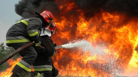 Incendiu violent în comuna Teișani, județul Prahova. Trei case au fost cuprinse de flăcări