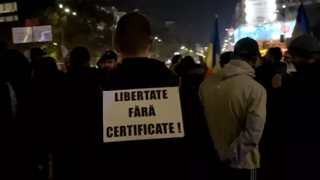 Mai multe persoane au primit amenzi după protestul anti-vaccin desfășurat în Piața Universității din București