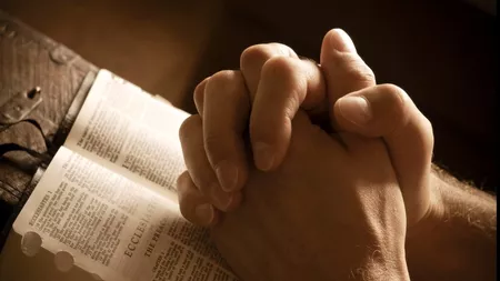 Acatistul către Atotputernicul Dumnezeu: Cum ne rugăm la vreme de necaz sau de ispită