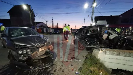 Accident rutier în localitatea Mogoşeşti Siret din judeţul Iaşi. Trei autoturisme s-au izbit. Cinci persoane sunt rănite, iar o femeie a decedat - EXCLUSIV, UPDATE, FOTO, VIDEO