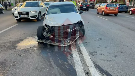 Accident rutier în Păcurari. O persoană a fost rănită după ce două autoturisme au intrat în coliziune - EXCLUSIV, FOTO, UPDATE, VIDEO