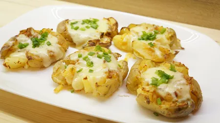 Cea mai bună cină alături de familia ta: Cartofi rumeniți cu sos de usturoi