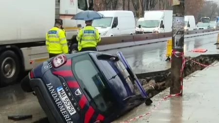 O mașină a Jandarmeriei a rămas blocată într-un șanț. Șoferul autospecialei a fost testat cu etilotestul - FOTO, VIDEO