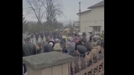 Protest într-o localitate din Suceava. Sute de elevi şi părinţi sunt nemulţumiţi de şcoala online - VIDEO