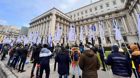Sute de poliţişti protestează în fața sediului PSD! Oamenii legii îşi cer drepturile salariale - VIDEO