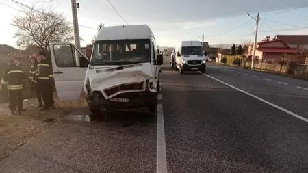 Accident rutier grav în Bacău. Un microbuz școlar a intrat în coliziune cu un autoturism. Șapte copii au fost răniți - FOTO