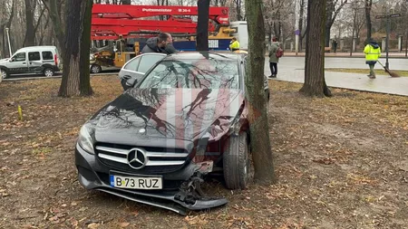 Accident rutier în zona Copou din municipiul Iași! Şoferiţa unui bolid Mercedes a intrat cu acesta printre copaci - EXCLUSIV FOTO, VIDEO, UPDATE