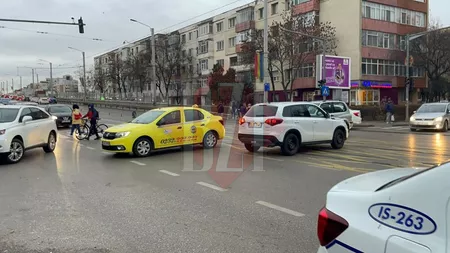 Accident rutier în Podu Roș. Au fost implicate două maşini, dintre care un taxi. O persoană rănită, transportată la spital - EXCLUSIV, FOTO, VIDEO, UPDATE